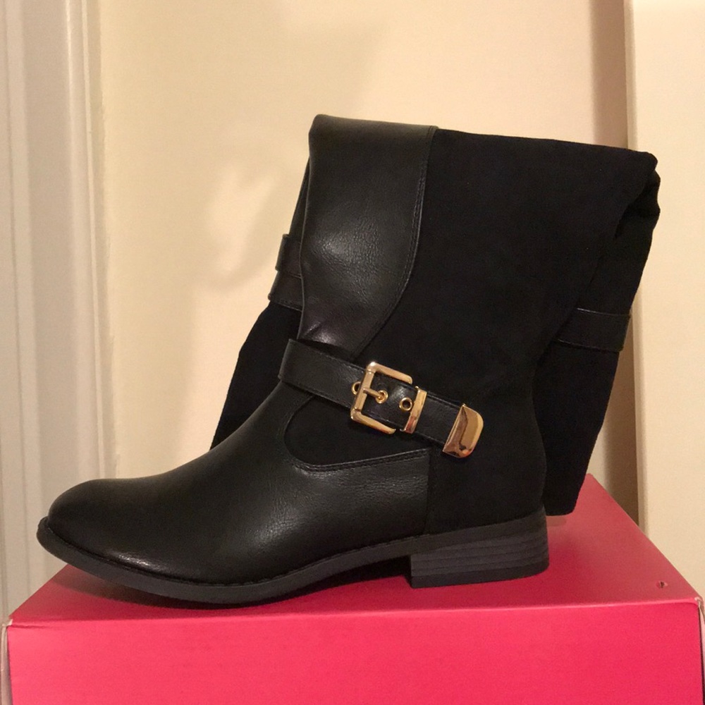 Suede and leather buckled boots.